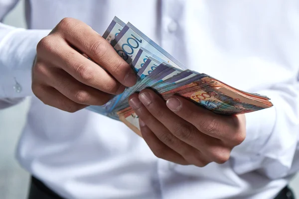 Зарплата некоторых казахстанцев вырастет на 50% уже с сентября