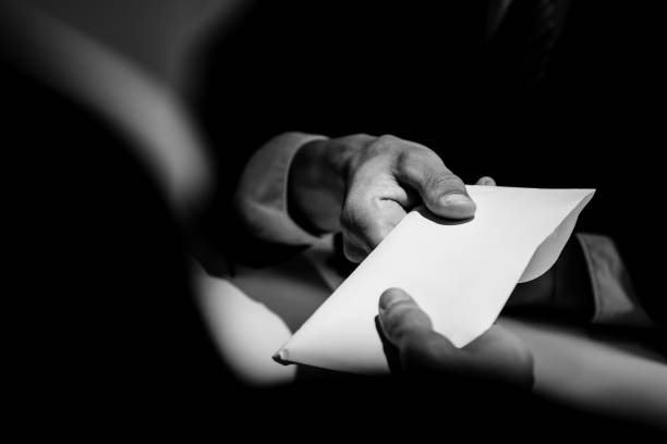 Высокопоставленных полицейских подозревают в получении взятки
