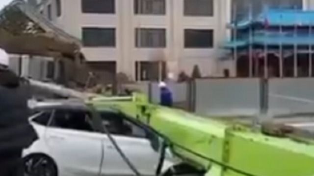 Буровая установка упала на машину в Астане