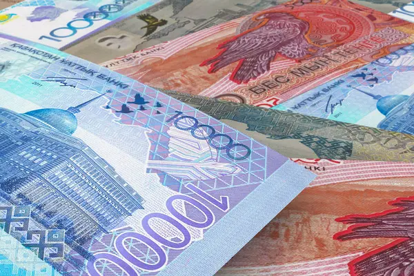Казахстанцам дали 30 дней на объяснение по мобильным переводам