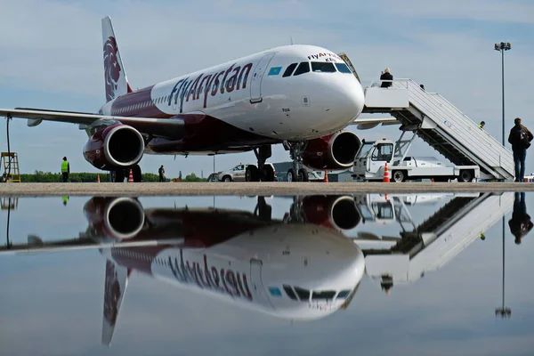 Самолёт FlyArystan развернулся на пути в Павлодар из-за погоды