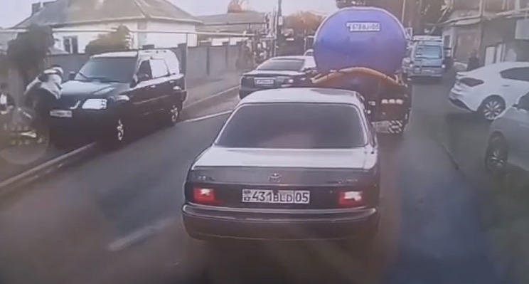 Выехал на тротуар и сбил четверых подростков: водителя задержали в Коксае