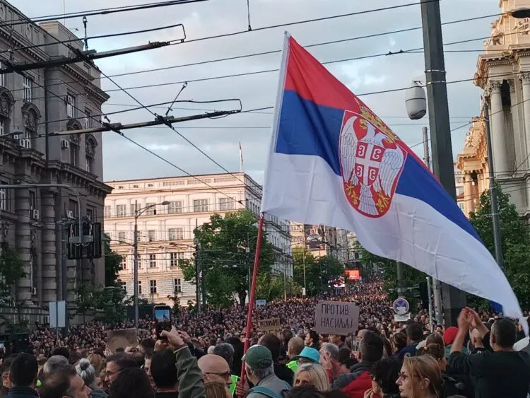 В Сербии десятки тысяч вновь вышли на протест против насилия