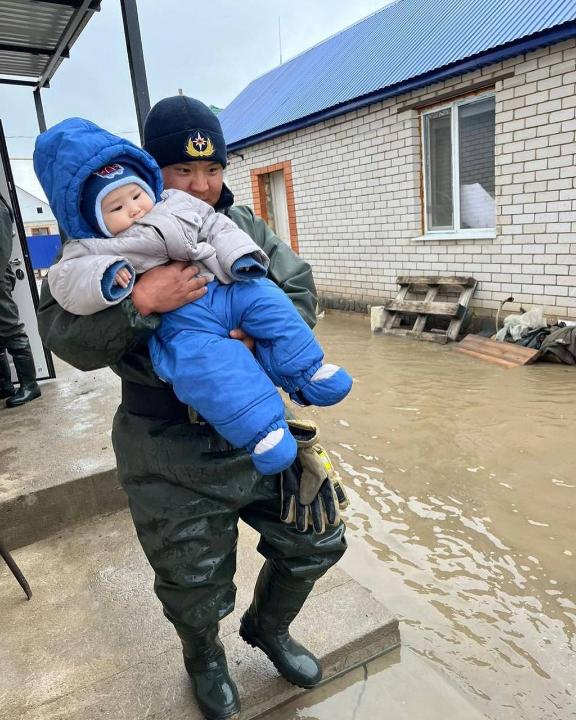 Почти 19 тысяч человек эвакуировали и спасли во время паводков в Казахстане