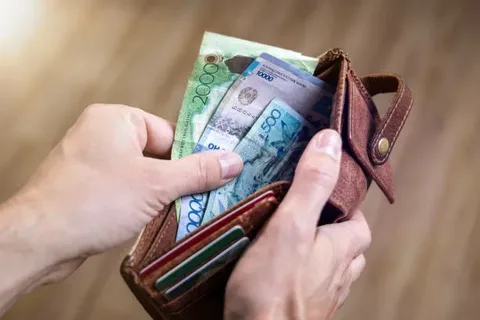 Кому в Казахстане планируют повысить зарплату