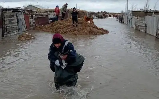 Жителей ВКО продолжают переправлять через затопленную дорогу