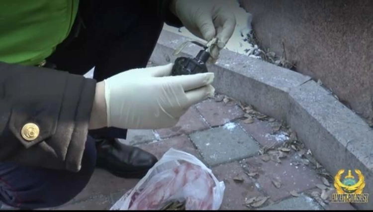 Боеприпасы найдены у станции метро в Алматы