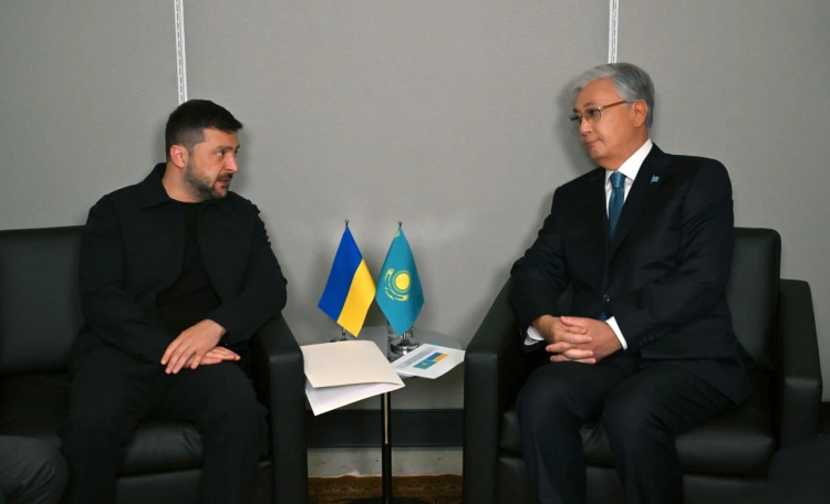 Двустороннее сотрудничество с Украиной обсудил Токаев с Зеленским