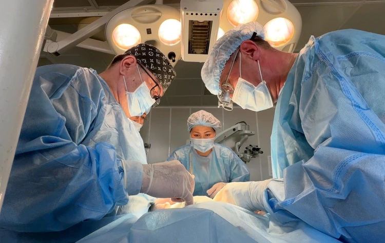 Неонаталды хирургтар екі нәрестенің өмірін сақтап қалды
