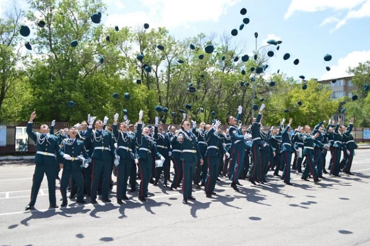 Сколько специалистов готовят военные учебные заведения Казахстана