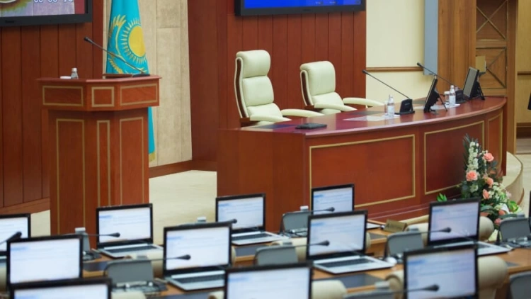 Политические партий Казахстана подали документы в ЦИК