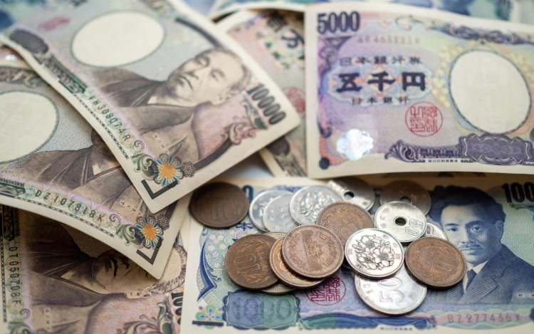 В Минфине Японии назвали необычным резкое ослабление иены