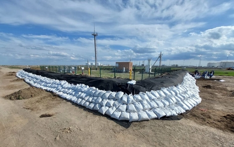 Как НПЗ и нефтепроводы защищают от паводка на западе Казахстана