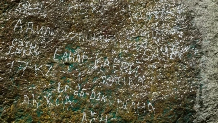 Вандалы сами очистили скалы и извинились за надписи в Бутаковском ущелье