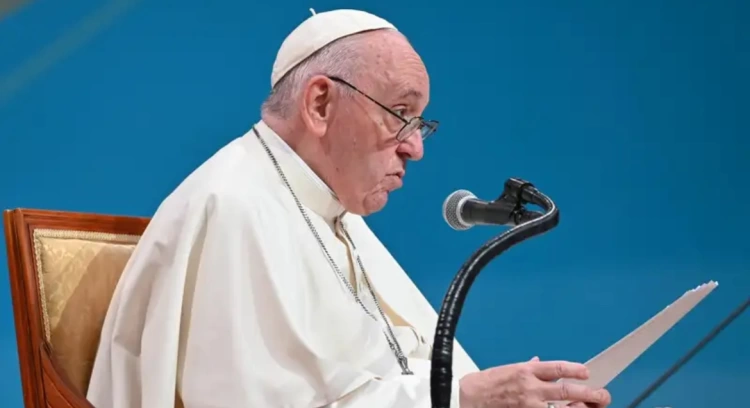 Помолиться за казахстанцев призвал Папа Римский
