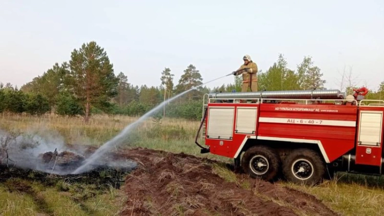 Загорание сухой травы в области Абай локализовано