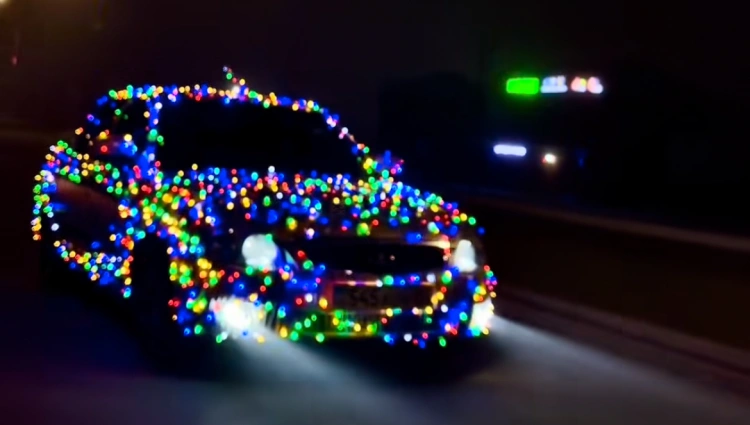 Житель Атырау украсил машину гирляндами и поплатился штрафом