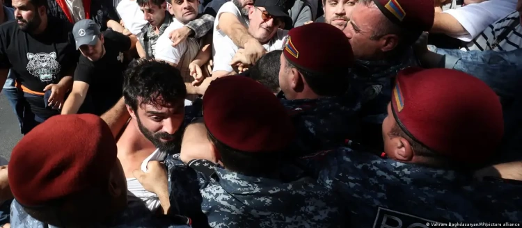 Митингующие в Ереване требуют отставки Пашиняна