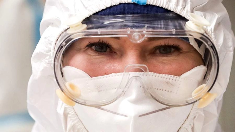 Вирусолог допустил адаптацию человека к «Омикрону» и конец пандемии