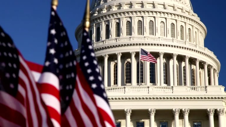 США усилят контроль за туристами: у въезжающих будут проверять соцсети