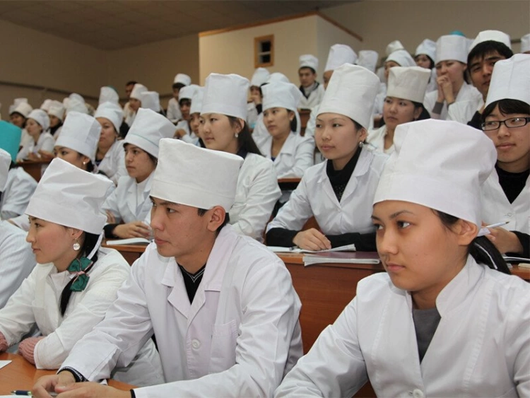 Стипендии студентам медицинских вузов Казахстана поднимут на 25%