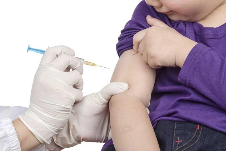 Казахстанцы предлагают наказывать родителей за отказ от вакцинации детей