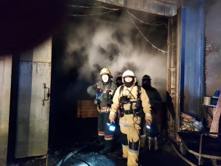 В Алматы при помощи тепловизоров удержали пожар на разгоревшемся складе с деревянными изделиями