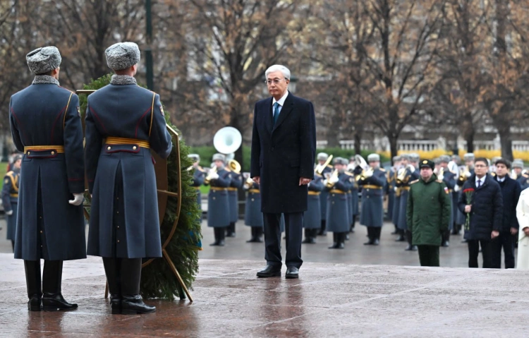 Токаев возложил цветы к «Могиле неизвестного солдата» в России