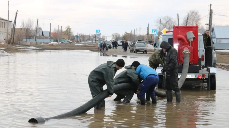 В трех областях Казахстана продолжается ликвидация паводков