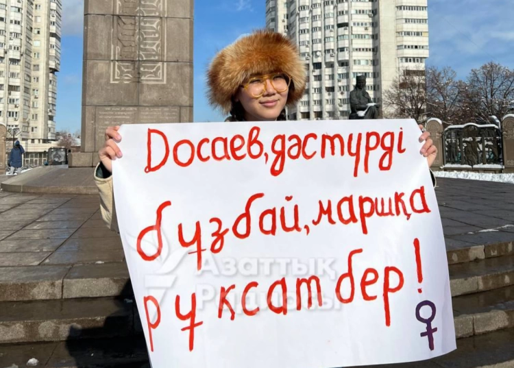 Алматинка вышла на одиночный пикет и обратилась к Досаеву