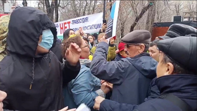 Стычка произошла между участниками митинга в Алматы