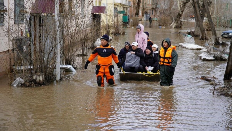 Казахстанцам, пострадавшим от паводков оказывается комплекс мер поддержки