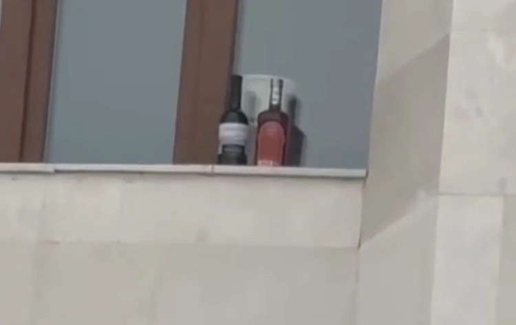 Бутылки обнаружили на подоконнике здания прокуратуры в Семее