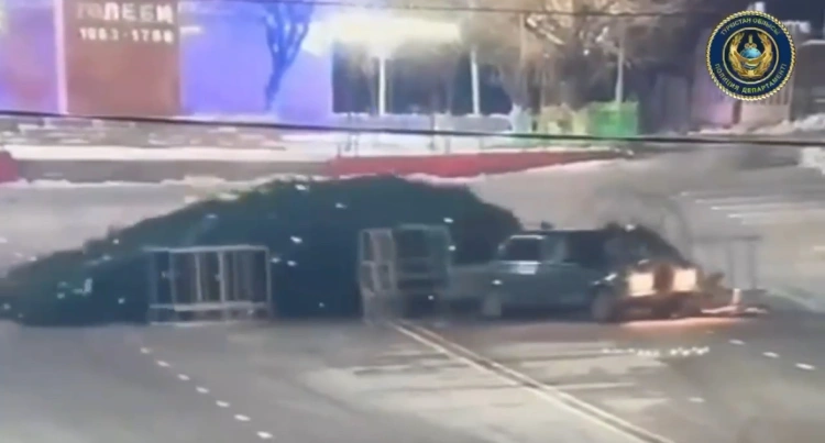 В Сарыагаше водитель снёс новогоднюю ёлку и попытался скрыться