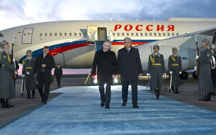 Токаев встретил Путина в аэропорту Астаны