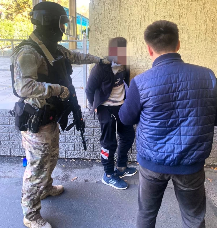 «Закладчика» синтетических наркотиков поймали с поличным в Талдыкоргане