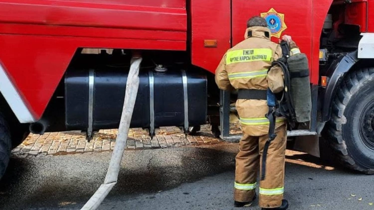 Вахтовый автобус сгорел на трассе в Карагандинской области