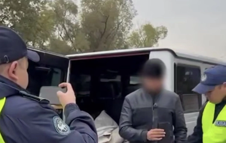 Мачете нашли в салоне задержанного Gelandewagen в Алматы