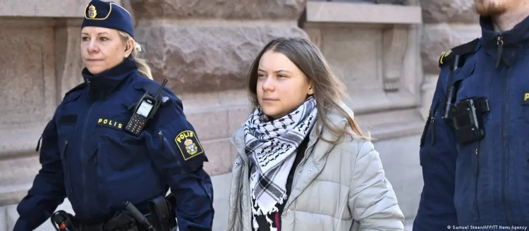 Грету Тунберг оштрафовали за акцию перед парламентом Швеции