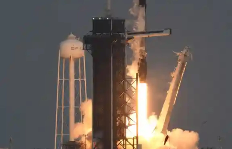 Компания SpaceX запустила в космос туристов
