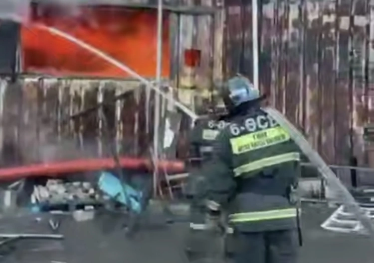 В Костанае тушат крупный пожар в отдельно стоящем ангаре