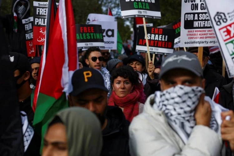 Во Франции десятки тысяч человек вышли на акции за прекращение огня в Газе