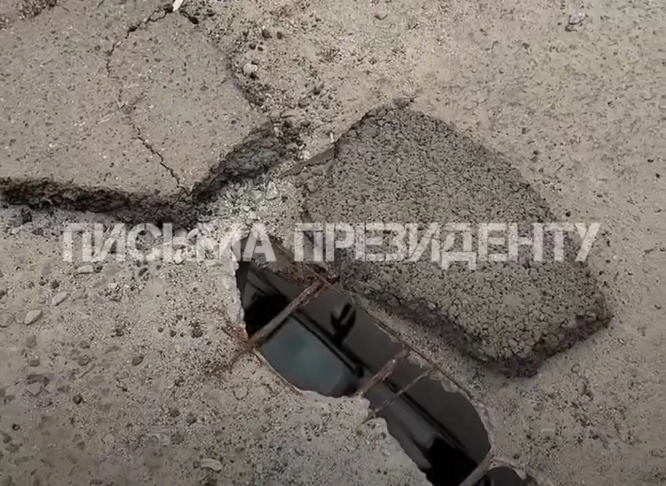 В Алматы разрушается пешеходный мост у Парка Первого Президента