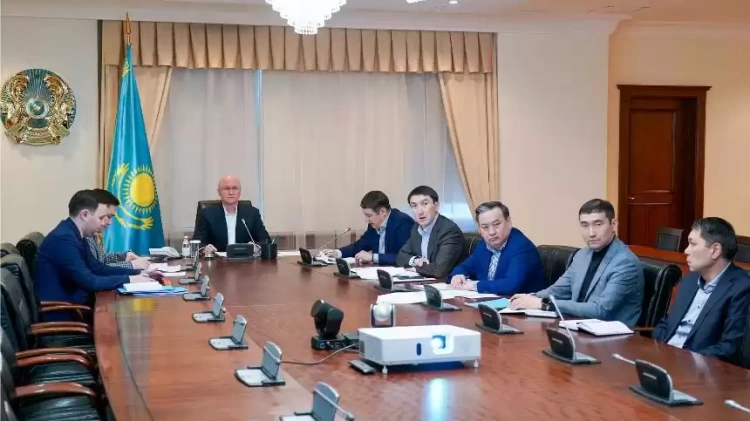 Искусственное ограничение продажи на АЗС и «придерживание» топлива на нефтебазах: ситуацию с ГСМ обсудили в правительстве