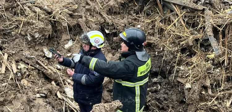 В Алматы из-под завалов поврежденного оползнем дома извлекли тела погибших