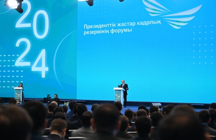 Увеличить долю женщин и молодежи на госслужбе поручил Токаев