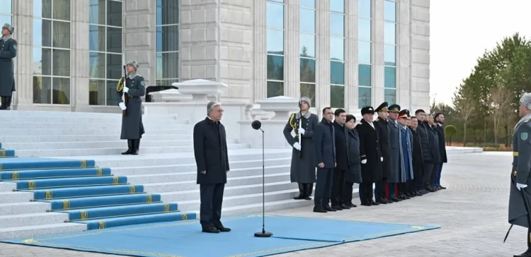 Президент принял участие в церемонии поднятия Государственного флага