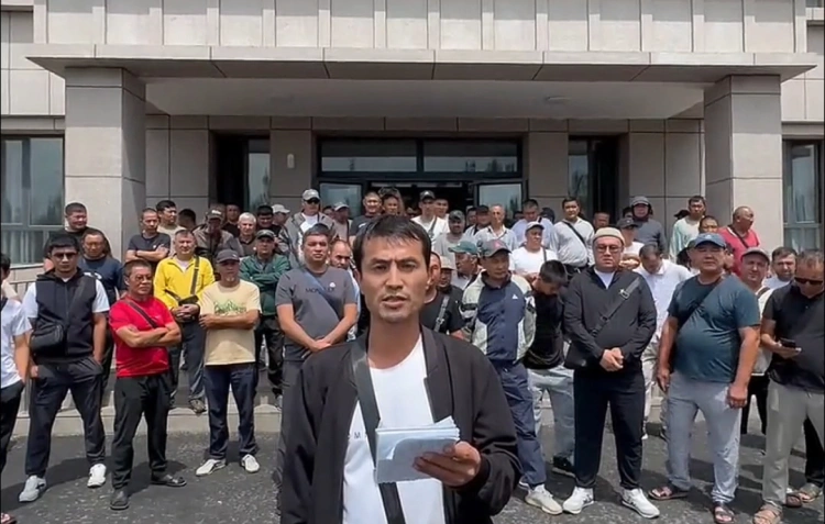 Перевозчики Казахстана бьют тревогу: цифровизация на границе обернулась убытками
