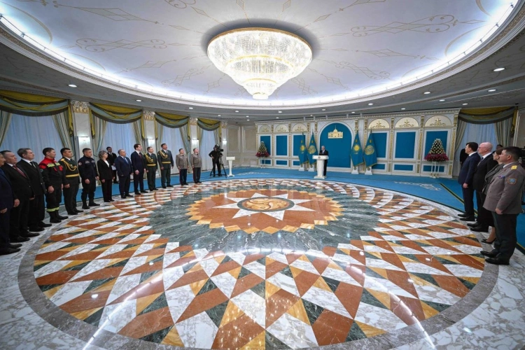 Токаев наградил спасателей Казахстана