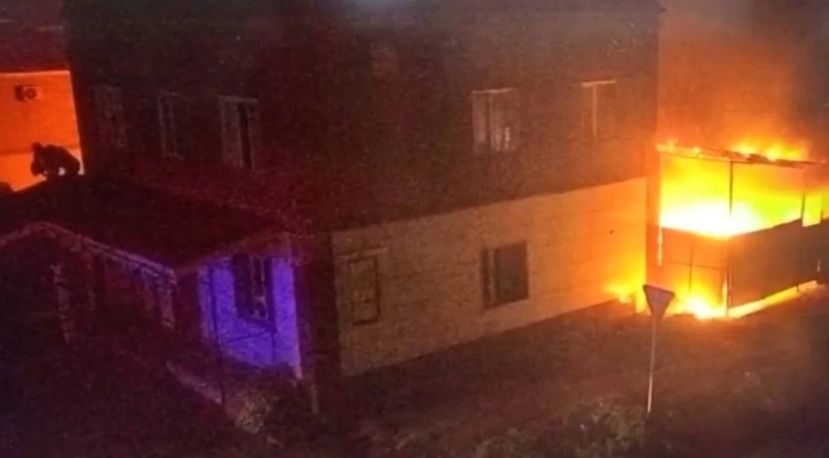 Полицейские помогли девушке и пожилому мужчине выбраться из охваченного пожаром дома в Талдыкоргане